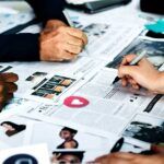 Equipe criando estratégia de marketing de conteúdo.