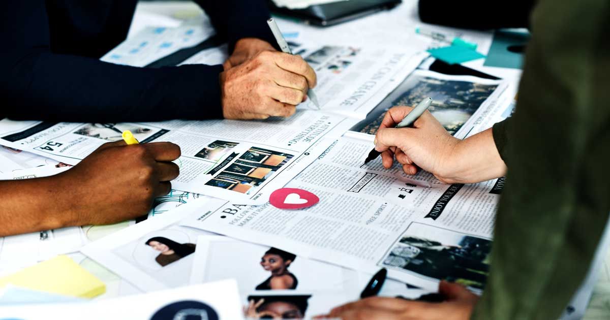 Equipe criando estratégia de marketing de conteúdo.