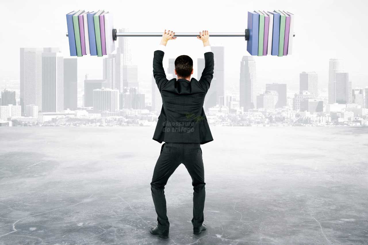 A estratégia do haltere propõe uma alocação bipolar dos seus recursos — tempo, dinheiro e equipe, como uma barra de pesos de academia, pesada nas pontas e vazia no meio.