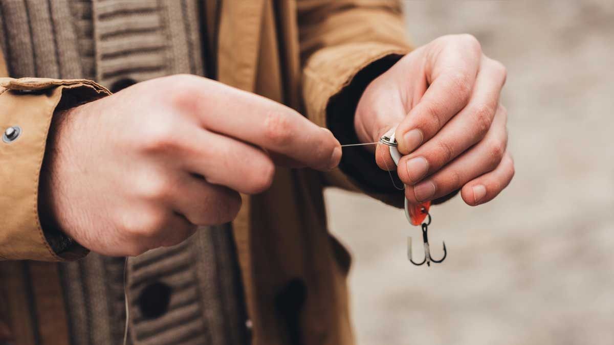Foto recortada de um homem segurando equipamentos de pesca, representando A regra dos 3 segundos para segurar a atenção do usuário no Instagram.