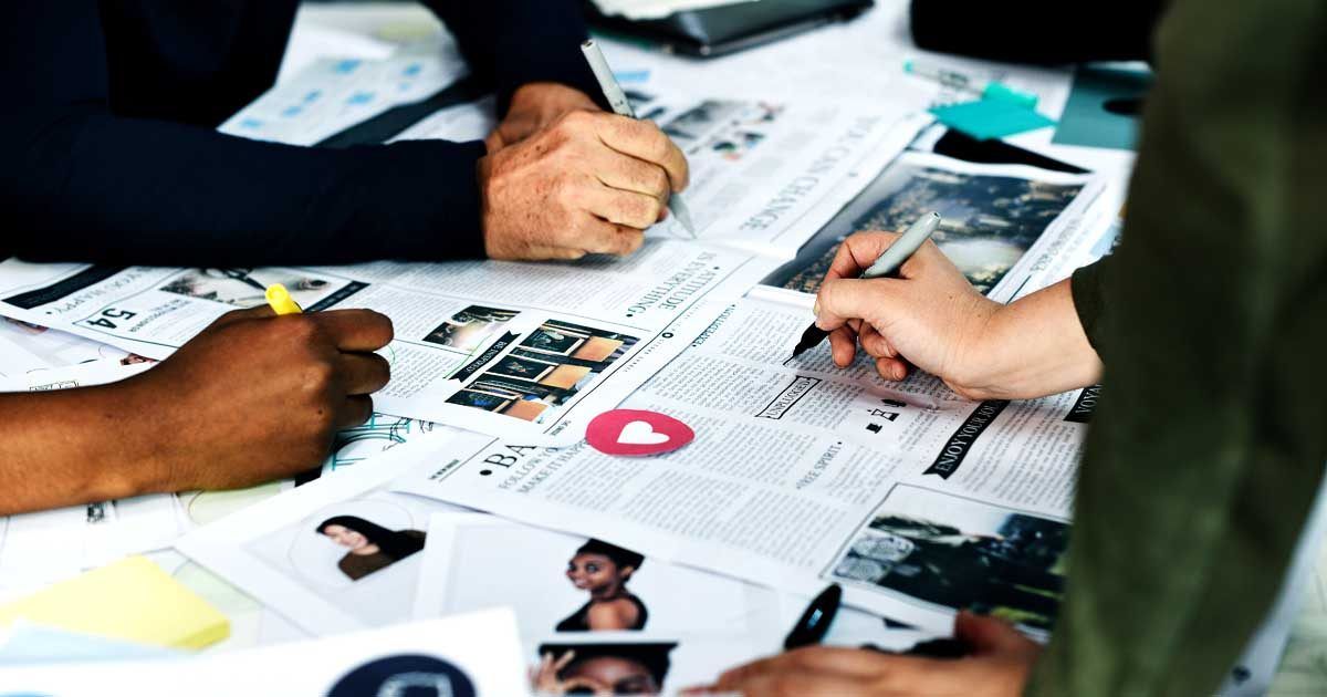 Equipe criando estratégia de marketing de conteúdo.