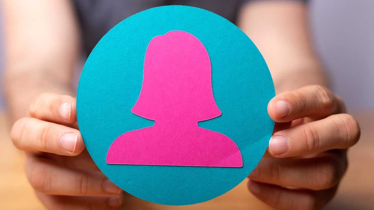 Um close-up de uma placa feminina representando a persona de um público-alvo mais abrangente.